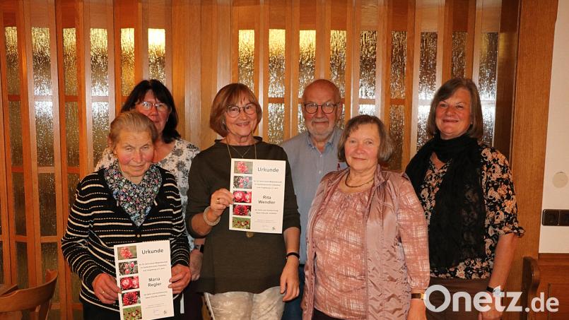 Die Geehrten des Edelsfelder Gartenbauvereins (von links): Maria Regler, Regina Scharrer, Rita Wendler, Vorsitzender Rudi Gruber, Ingrid Winter und Renate Rupprecht. Bild: gru