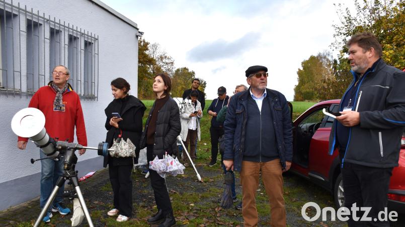 Recht überschaubar war der Kreis der Interessierten, die Dienstagmittag zur Sternwarte gekommen waren. Links im Bild Hermann Schwarzer aus Neustadt/WN, der sein Teleskop mit Filter ausgestattet hatte, rechts im Bild Sternwartenleiter Peter Postler. Bild: ubb