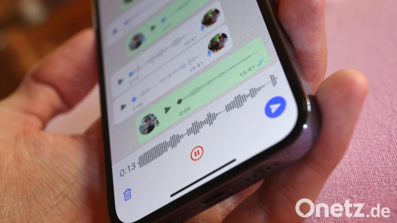 Nachrichten, egal ob Text oder Sprache, lassen sich derzeit nicht mit dem Messanger-Dienst Whatsapp versenden. Symbolbild: Karl-Josef Hildenbrand /dpa