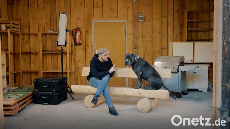 Der Regisseur und sein Star. Markus Pleyer gibt Hund &quot;Pünktchen&quot; Anweisungen. Screenshot: youtube.com/Landkreis Neustadt an der Waldnaab