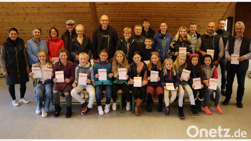 35 Teilnehmerinnen und Teilnehmer wurden ausgezeichnet beim Deutschen Sportabzeichen, flankiert von der Leiterin Sportabzeichen bei der DJK, Katrin Waldmann (links) und 1. Vorsitzendem Siegfried Rauch. Bild: Michael Waldmann/exb