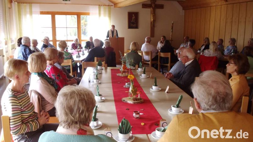 Das erste gemeinsame Geburtstags-Jubilartreffen der Senioren aus den Pfarrgemeinden Hirschau und Ehenfeld ist eine gelungene Veranstaltung. Eröffnet wird die Feier mit einer von Stadtpfarrer Johann Hofmann (Mitte) geleiteten Andacht. Bild: u