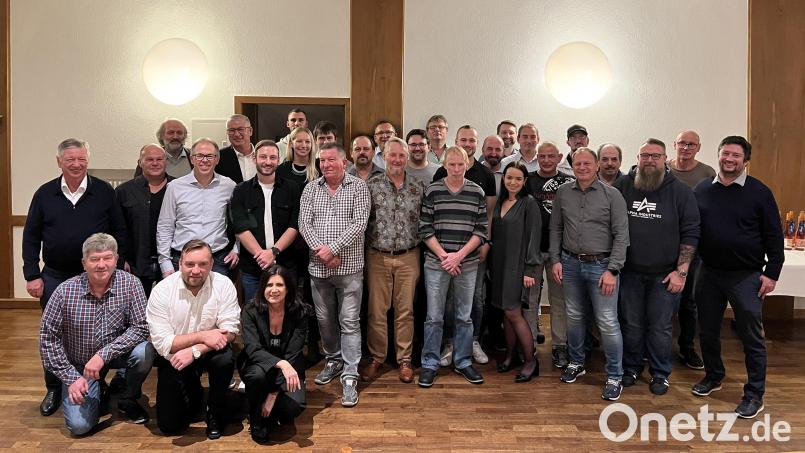 54 Jubilare feiern ihre 10-, 25- und 40-jährige Firmenzugehörigkeit bei der Höhbauer GmbH. Die Geschäftsführer Christoph Höhbauer (stehend, erste Reihe rechts) und Hans-Günther Höhbauer (stehend, erste Reihe links) dankten den Mitarbeitern für ihre langjährige Treue. Bild: Höhbauer GmbH/exb