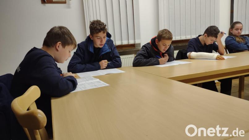 10 Mädchen und 14 Buben bestanden den Wissenstest der Stufen 1, 2 und 4. Damit legten sie sich ein Fundament für die weiteren Ausbildungsabschnitte in ihrer Feuerwehr. Bild: gi