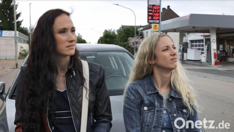 Standszene in Nabburg aus dem neuen Film „Verschicktes Glück“: Darstellerinnen Doris Pöschl aus Nittenau (links) als Annie und Lena Semke aus Bruck (rechts) als Sarah nachdenklich in der Perschener Straße. Bild: Oberpfalz Movie/exb