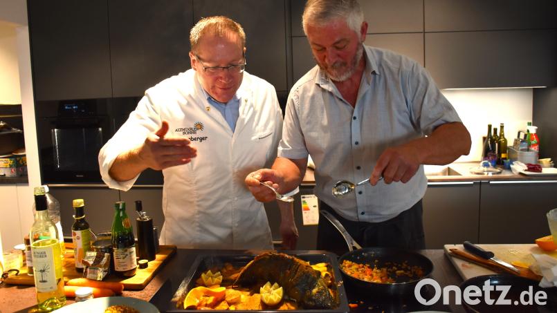 Johann Lemberger und Helfried Reimoser (von links) kochten zur Freude der Zuschauer und der Jury in der Schauküche des Möbelhauses Gleißner mit viel Freude und Engagement ein Karpfen-Menü. Bild: ubb