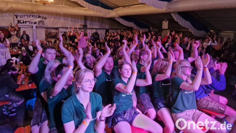 Für prächtige Stimmung im Festzelt sorgen die Pursrucker Kirwapaare nicht nur beim Bob-Fahrer-Lied. Bild: Franziska Fruth/exb