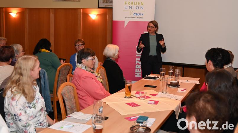 Die Basis ist ihr wichtig, sagte Susanne Hierl (stehend) beim FU-Kreisverband Amberg-Sulzbach, wo sie über ihre Tätigkeit in Deutschen Bundestag berichtete. Bild: gf