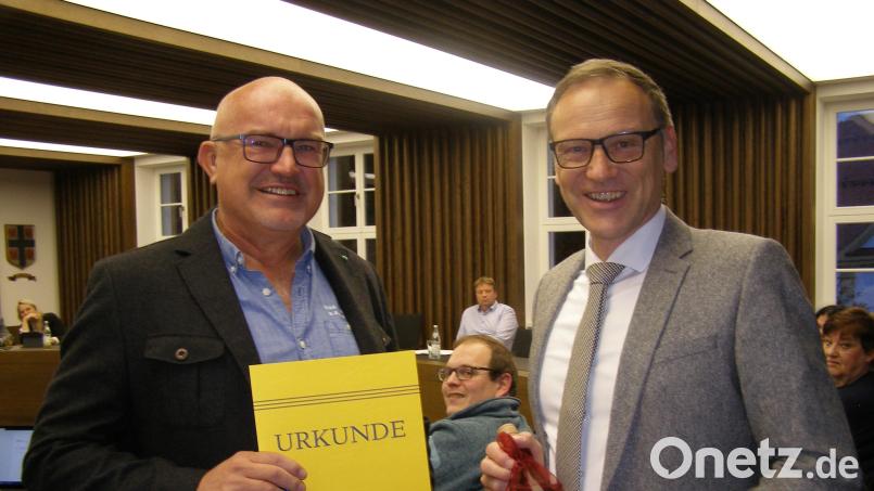 Zu Beginn der Stadtratssitzung am Montag bekam Stadtrat und Freie Wähler-Fraktionssprecher Bernhard Lux (links) von Bürgermeister Bernd Sommer die Goldene Ehrennadel der Stadt Waldsassen verliehen. Neben der Auszeichnung und der Urkunde gab es auch noch eine Flasche Wein als Zugabe. Bild: pz