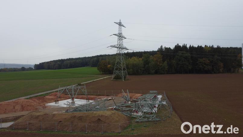 Hier, zwischen Rothenstadt und Etzenricht, ist die Baustelle des neuen Ostbayernrings auch im Landkreis Neustadt/WN erkennbar. Im Vordergrund wird ein neuer Strommast erreichtet, im Hintergrund ist die Bestandstrasse zu sehen, die in einigen Jahren verschwinden soll. Bild: Gustl Beer