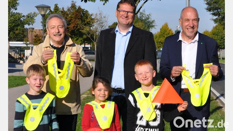 Die Verkehrswacht Amberg und die AOK-Direktion Amberg haben an die Erstklässler der Grundschule Ursensollen Sicherheitsbänder übergeben. Bild: Erhard Tauer, GS Ursensollen/exb