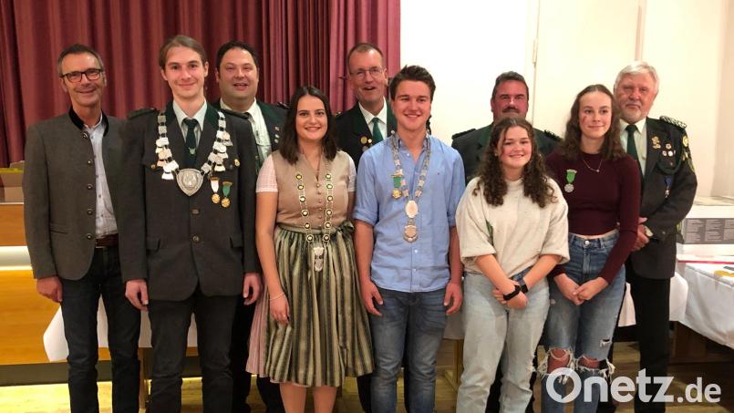 Die neuen Würdenträger der Schützengesellschaft Neukirchen (von links): Bürgermeister Peter Achatzi, Schützenkönig Jens Maul, Schützenmeister Christian Beyer, Schützenliesl Lena Reichenberger, Thomas Plickert, Jugendkönig Theo Gradl, Katia Kohler, Jürgen Dehling, Janine Herbst und stellvertretender Gauschützenmeister Dietmar Beyer. Bild: Martin Reichenberger/exb