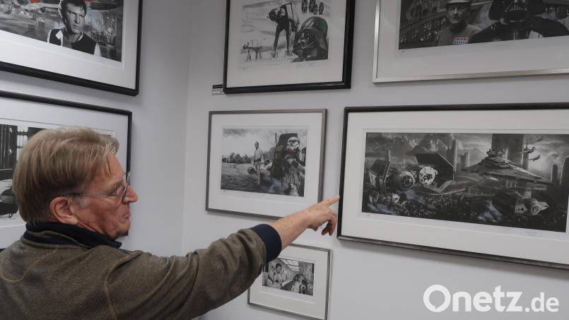 Galerist Gerald Recknagel verweist auf die filigranen Bleistiftzeichnungen des amerikanischen Künstlers. Bild: Kunz