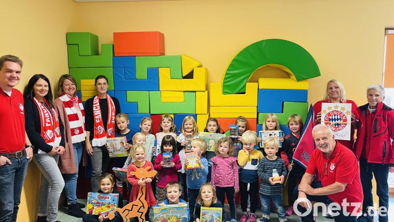 Der FC Bayern Fanclub Nabburg spendet an die drei Nabburger Kindergärten. Bild: hod