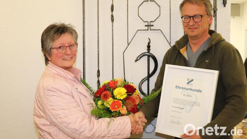 Nach 45 Dienstjahren in der zahnärztlichen Gemeinschaftspraxis Dr. Sammüller/Dr. Hubrich verabschiedete sich Gabriele Laubert in den Ruhestand. Dr. Michael Hubrich überreichte ihr einen Blumenstrauß und die Urkunde. Bild: flt