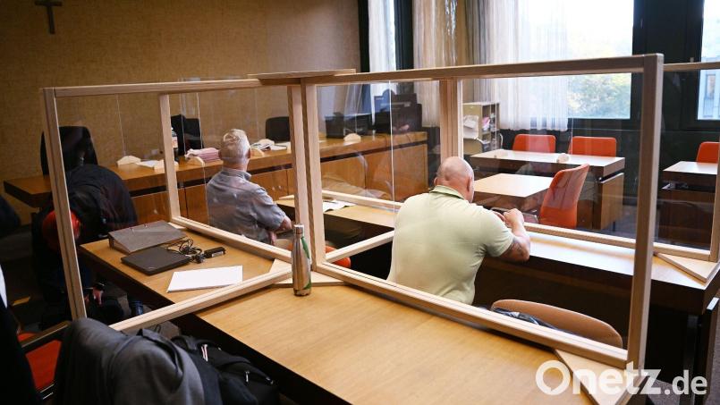 Die beiden Angeklagten warten auf den Prozessbeginn. Bild: Angelika Warmuth/dpa