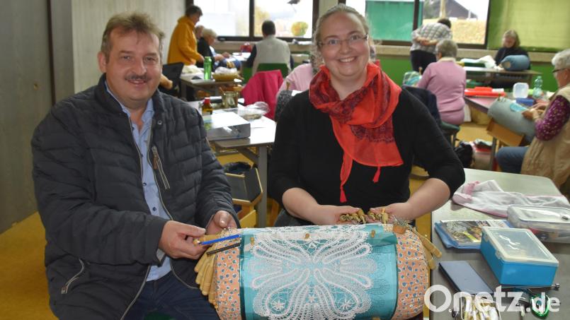 Bürgermeister Reinhard Kreuzer versuchte sich unter Anleitung von Michaela Gleixner am Klöppelsack. Bild: Stadt Schönsee/exb