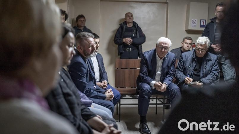 Bundespräsident Frank-Walter Steinmeier (Mitte) wartet nach einem Luftalarm im Luftschutzbunker in der ukrainischen Stadt Korjukiwka:. Er spricht mit Bewohnern der Stadt und lässt sich ihre Erfahrungen erzählen. Bild: Michael Kappeler