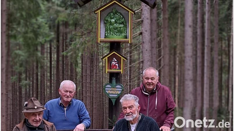 Stammtischkameraden der &quot;Wetterfesten&quot; mit (von links) Roland Herzog, Lorenz Betzl, Hans Rösch und Gerhard Paintner übernahmen den Transport und das Aufstellen der neuen Sitzbank am Flurdenkmal &quot;Grünes Bild&quot;.