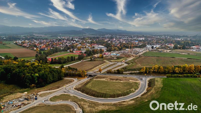 Vor Kurzem wurde die neu gebaute Auffahrt von der Berndorfer Straße zur Staatsstraße 2665 eingeweiht. Die zurzeit laufenden, umfangreichen Baumaßnahmen dienen der Erschließung des Baugebiets Kreuzwiese im rechten Bildteil. Luftbild:  W. Forster/exb