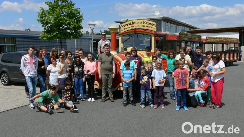 Zu den gemeinsamen Begegnungen zwischen Mittelschülern und Senioren und Kindern und Jugendlichen mit Handicap gehörte unter anderem eine Tour mit der Bimmelbahn. Archivbild: Mittelschule Mitterteich/exb
