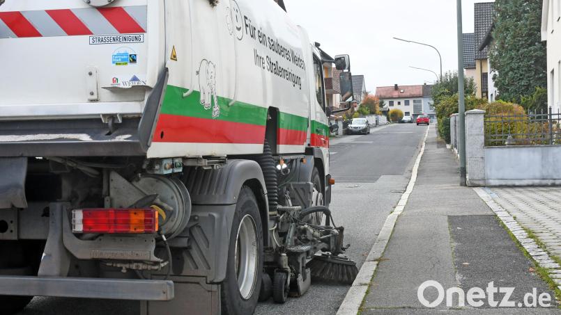 Außerhalb von reinen Wohngebieten darf die Straßenkehmaschine auch vor 7 Uhr schon aktiv werden. Bild: Gabi Schönberger
