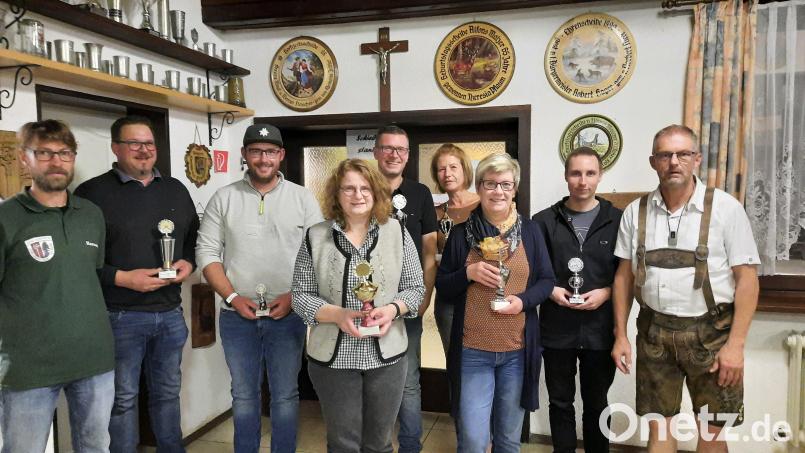 Das Bürgerschützenkönigs- und Pokalschießen stand beim Schützenverein Pechbrunn an. Im Bild (von links) Vorsitzender Hannes Ködel, Bürgermeister Stephan Schübel, Christian Raschke, Doris Sperrer, Sven Prudlo, Conny Meiler, Isgard Forschepiepe, Stefan Goldmann und Schützenmeister Werner Fleischer. Die neue Bürgerschützenkönigin Vanessa Zeitler war verhindert. Bild: Schützenverein Pechbrunn/exb