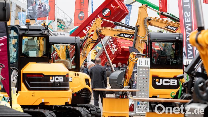 Baumaschinen auf der Fachmesse Nordbau in Neumüsnter (Bild). Auch ein falscher Internethändler bietet derzeit Baumaschinen zum Kauf an und nutzt dafür Daten eines Amberger Unternehmers. Doch anders als die Maschinen auf der Messe, sind seine Angebote nicht real. Symbolbild: Markus Scholz/dpa