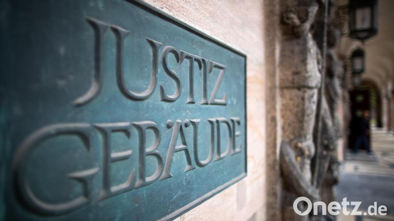 Die Polizei hat das gesamte Justizgebäude in Nürnberg nach einer Bombendrohung geräumt. Bild: Daniel Karmann