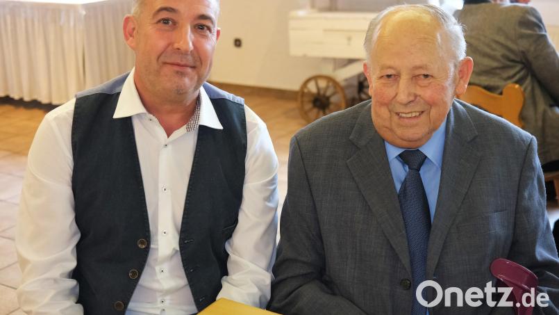 IG-Bau-Bezirksvorsitzender Christian Lang (links) ehrte Adolf Graf (rechts) für 75-jährige Treue zur Gewerkschaft. Bild: Hirsch