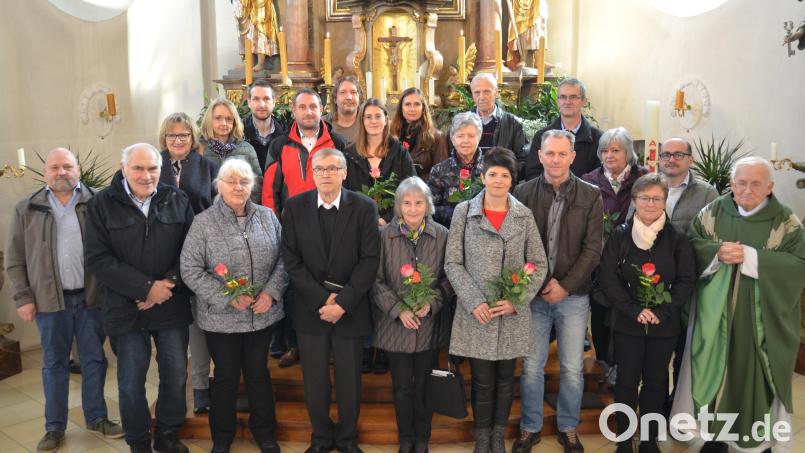 Viele Ehepaare können in diesem Jahr in der Pfarrei Roggenstein auf ein Ehejubiläum zurückblicken. Zehn Ehepaare kamen zum Sonntagsgottesdienst, um mit Pfarrer Gerhard Schmidt (rechts) für die vergangene Zeit danke zu sagen. Bild: dob