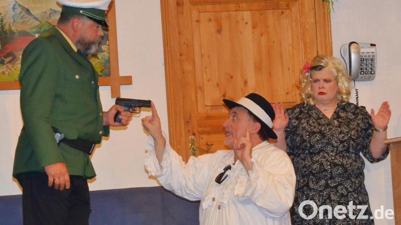 Thomas Scheck als Polizist, Josef Kleber als Matador und Michaela Bösl (von links) in der Rolle der Hotelbesitzerin sind nur drei von insgesamt sieben heiter aufspielenden Mitwirkenden. Bild: fjo