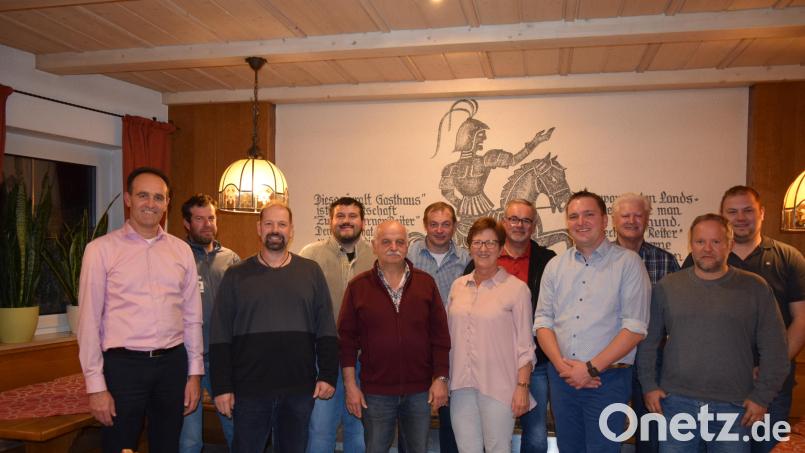 Der neue Vorstand der FWG Edelsfeld und Umgebung (von links) Bürgermeister Hans-Jürgen Strehl, Siegfried Tuchbreiter, Alexander Luber, Sebastian Riedl, Eduard Bär, Martin Wopperer, Elfriede Winter, Klaus Breu, Roland Lutz, Werner Renner, Michael Trummer und Manfred Rupprecht. Bild: wfe