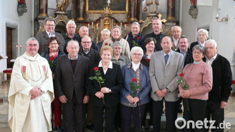 In einem Gottesdienst dankten die Ehepaare dafür, dass sie viele Jahre gemeinsam durch das Leben gehen durften. Stadtpfarrer Alfons Kaufmann (links) überreichte jeder Frau eine Rose. Bild: nid