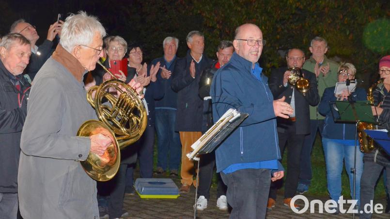 Musikalischer Leiter Hermann Mack (Mitte) dirigiert den Musikverein zum Ständchen für Pfarrer Georg Hartl (links), der einer Einladung zum Mitspielen gerne nachkommt. Bild: fjo