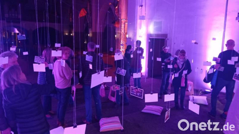 Die Kirche Sankt Josef war in buntes Licht getaucht. Über 400 Gäste nutzten die besonderen Angebote der Josefsnacht. Bild: fpoz