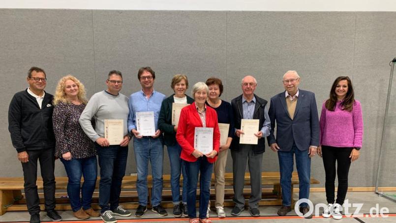 Langjährige Mitglieder des Obst- und Gartenbauvereins Waldershof freuten sich über Ehrungen. Bild: Christa Kastner/exb