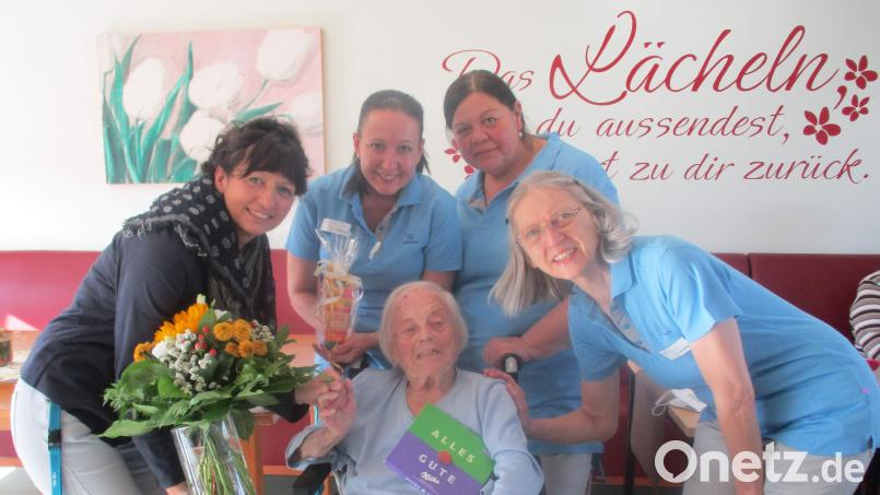 Ihren 103. Geburtstag feiert Therese Kountz (sitzend) m Seniorenzentrum Evergreen in Schnaittenbach. Dazu gratulieren ihr (von links) Einrichtungsleiterin Annett Schmerbauch und die Betreuungsassistentinnen Veronika Kizilok, Jana Schweiger und Ingrid Queren. Bild: u