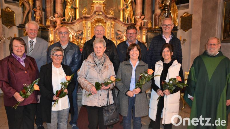 Fünf Paare waren zur Feier ihres Ehejubiläums in die Konnersreuther Pfarrkirche gekommen. Rechts im Bild Pfarrseelsorger Pater Benedikt Leitmayr. Bild: jr
