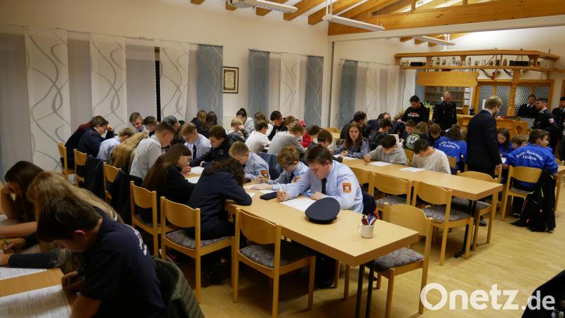 Umfangreiches Wissen zum Thema Brennen und Löschen war beim Wissenstest der Jugendfeuerwehr im Schulungsraum der Feuerwehr Waldsassen gefragt. In zwei unterschiedlichen Testfragebögen mussten die 50 Jugendlichen im Alter von 12 bis 18 Jahren zahlreiche Fragen beantworten. Bild: hmr