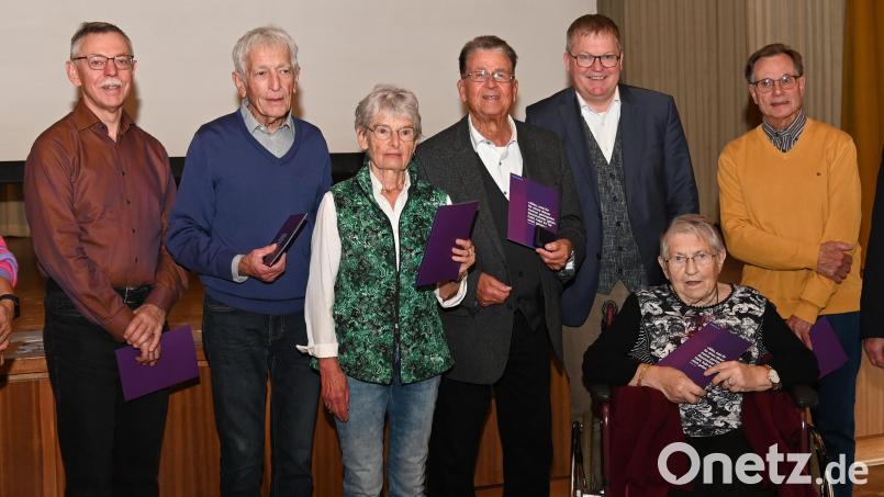 Der Diakonieverein hat langjährige Diakonie-Mitglieder geehrt. Klaudia Meindl (von links), Manfred Flach, Günter und Karin Achauer, Armin Nentwig, Oberbürgermeister Michael Cerny, Karola Bender, Helmut Neumeister und der Vorsitzende des Diakonie-Vereins, Siegfried Balzer. Bild: gf