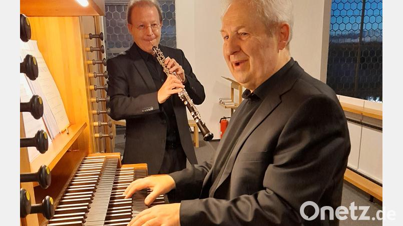 Prof. Norbert Düchtel an der Orgel und Andreas Wittmann mit der Oboe beim Festkonzert. Bild: hok
