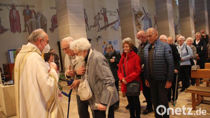 Zwischen 10 und 60 Ehejahren liegen hinter den 30 Jubelpaaren, die mit Pfarrer Ludwig Gradl eine Dankmesse in der Dreifaltigkeitskirche am Wochenende feierten. Bild: ads