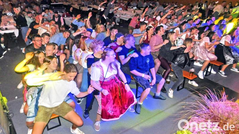 Beim "Bobfahrer-Lied" legten sich alle in der Speichersdorfer Sportarena gemeinsam in die Kurven. Bild: whü