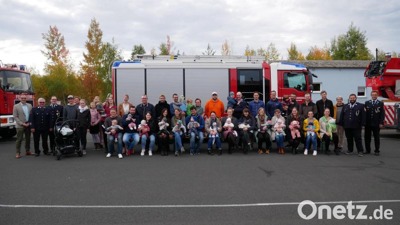 Die stolzen Eltern mit ihren Neugeborenen des letzten Halbjahres im Gemeindegebiet der Stadt Waldsassen, die zum Empfang im Feuerwehrgerätehaus Waldsassen gekommen waren, mit von links Erstem Bürgermeister Bernd Sommer, Feuerwehrvorsitzendem Dr. Wolfgang Fortelny und Kommandant Uwe Friedrich (FF Querenbach) sowie von rechts Kommandant Tobias Tippmann und Kommandant Christoph Frank (FF Kondrau). Bild: hmr