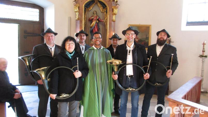 Pfarrvikar Pater Dr. Justin Kamwanya Kishimbe (Bildmitte) und die Gottesdienstbesucher freuten sich über die eindrucksvolle Bläsermesse der Kaibitzer Schlossbläser, die von Hornmeister Ely Eibisch (vorne rechts) geleitet wurden. Bild: jzk