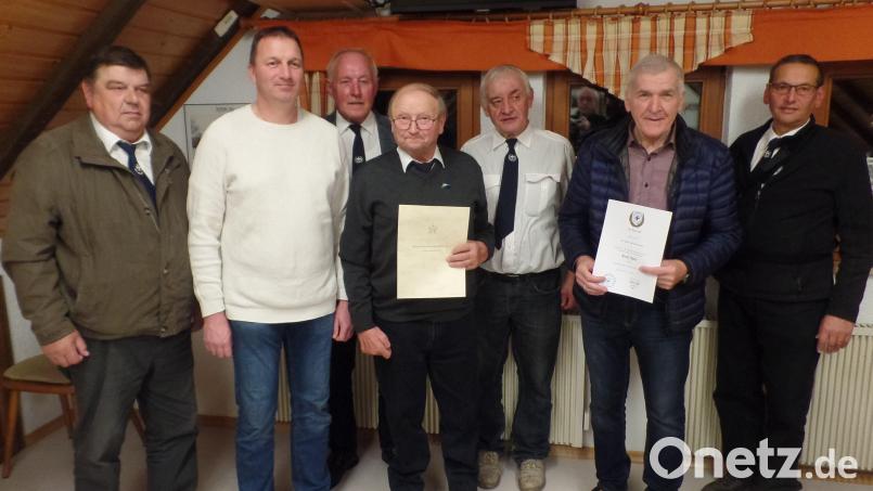 Bei der Herbstversammlung der Krieger- und Soldatenkameradschaft wurden Mitglieder für ihre langjährige Treue geehrt. Unser Bild zeigt (von links) Hermann Stark, Manfred Seitz, Alfons Biersack, Martin Walter, zweiter Vorsitzender Konrad Krywinski, August Hofmann und Vorsitzender Alois Kausler. Bild: br