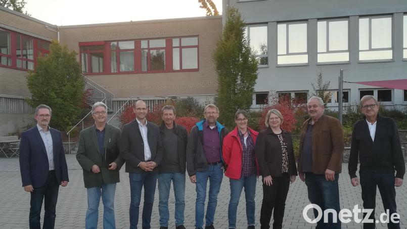 Rektor Stephan Drexler (links) führte die FW-Kreisräte durch die Schule. Bild: Hans Klupp /exb