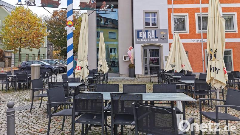 Gähnende Leere vorm „Central“ am Oberviechtacher Marktplatz: Pächter Dominik Gradl hört nach zweieinhalb Jahren auf und räumt das Lokal bis Ende Oktober. Bild: Portner
