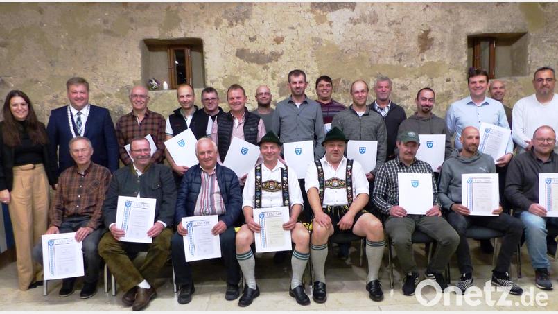 Die Marktgemeinde Kastl zeichnet verdiente ehrenamtliche Bürger aus (sitzend, von links): Hubert Gradl, Andreas Otterbein, Johann Wiesend, Georg Ehbauer, Wolfgang Pöllath, Siegfried Kölbl, Rainer Steuerl und Tobias Bauer; stehend (von links): Nadja Jarosch, Bürgermeister Stefan Braun, Hans Peter Lautenschlager, Thomas Feigl, Franz Lautenschlager, Manfred Feigl, Christian Bäuml, Michael Guttenberger jun., Josef Ehbauer, Stephan Feigl, Georg Lutter, Arno König, Jürgen Rubenbauer, Peter Reindl und Rainer Angermann. Bild: jp